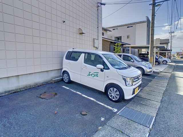 レピュートKの駐車場