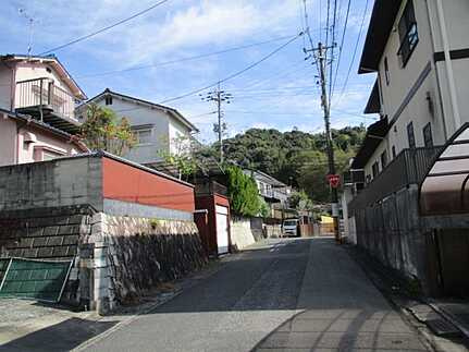 広島市佐伯区八幡が丘2丁目　中古一戸建ての前面道路含む現地写真
