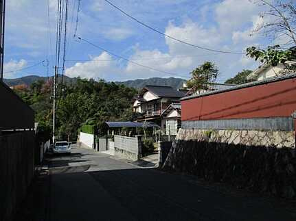 広島市佐伯区八幡が丘2丁目　中古一戸建ての前面道路含む現地写真