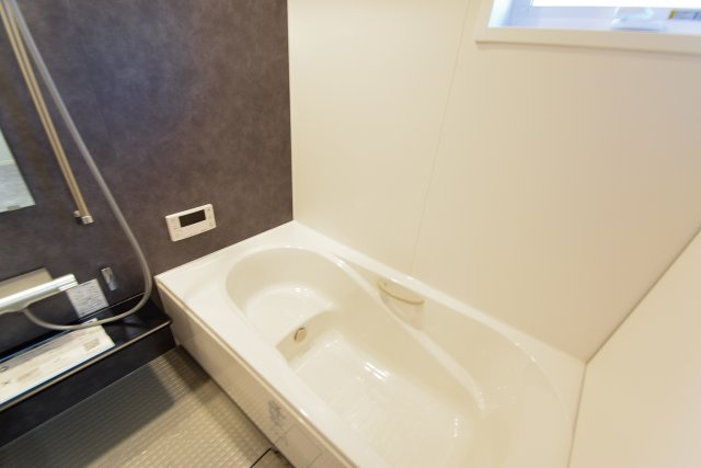 戸建　一宮市今伊勢町本神戸　全5区画分譲の浴室|１坪タイプのバリアフリー設計でゆったりとくつろげる浴室・浴槽です。タイル床でカビの発生を抑制します。