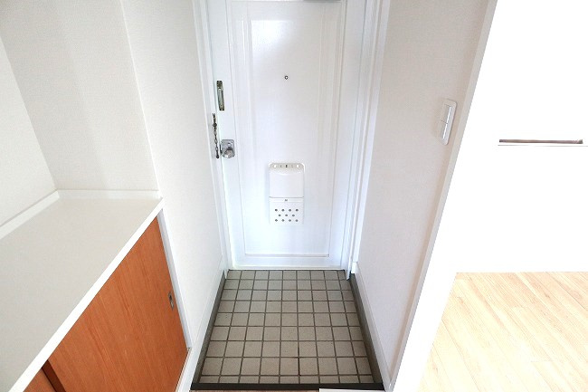 東ノ岡マンションの玄関