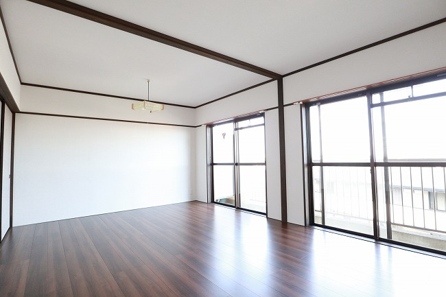 東ノ岡マンションの居間・リビング