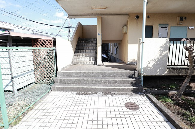 東ノ岡マンションのエントランス