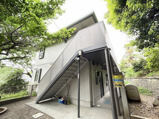 【外観】 | 小田急小田原線「百合ヶ丘」駅まで徒歩5分！便利な立地の2階建てアパートです♪通勤通学はもちろん、お買い物やお出かけにもGood☆