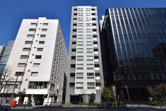 【外観】 | 手入れの行き届いた外壁やエントランスなど、「見ればわかる」レベルで清潔感を保ったマンションです。築年数を感じさせない姿で皆様をお出迎えします。～即日のご見学可能～　お問合せはお気軽にどうぞ。