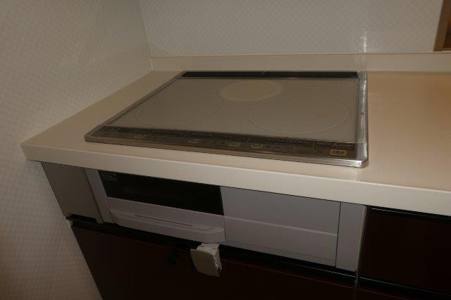 倉敷市西中新田のアパートのキッチン|３口IHコンロ