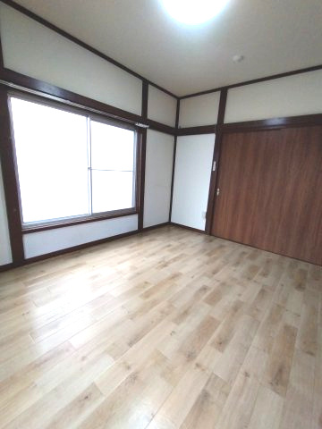 【洋室】 | メゾン | 2面に窓があり、明るい室内です。