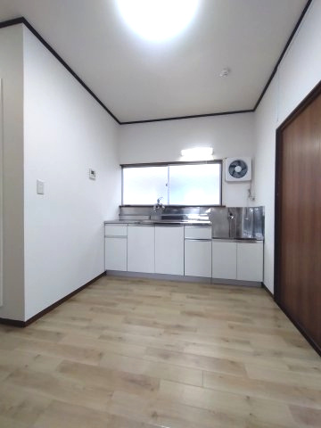 【キッチン】 | メゾン | キッチンも照明付き・明るいキッチンです！