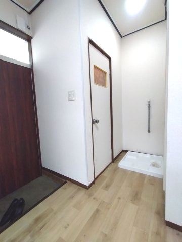 【設備】 | メゾン | トイレ前の照明は人感センサーです。