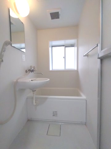 【浴室】 | メゾン | 明るいお風呂です。