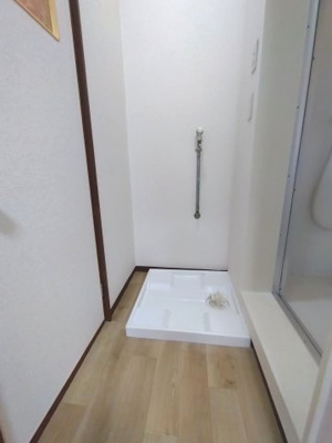 【設備】 | メゾン | 室内洗濯機置き場。