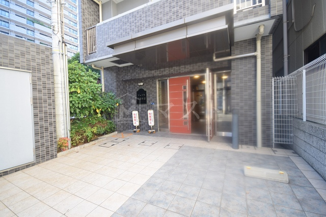 大阪市中央区瓦屋町３丁目の賃貸マンションのエントランス