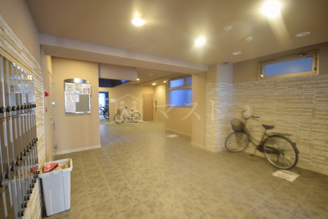 大阪市中央区瓦屋町３丁目の賃貸マンションのロビー