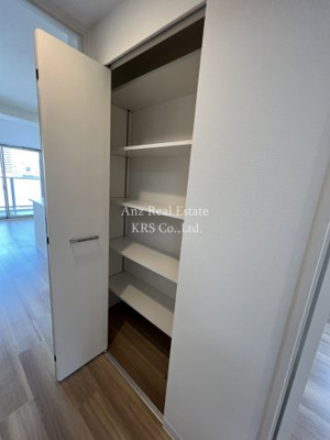 【設備】 | ポラリス松ヶ枝 | 廊下部分にも収納スペースがあります！