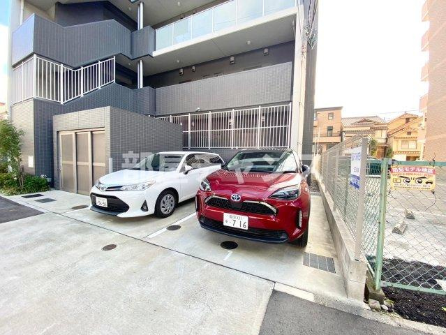 AURUMの駐車場