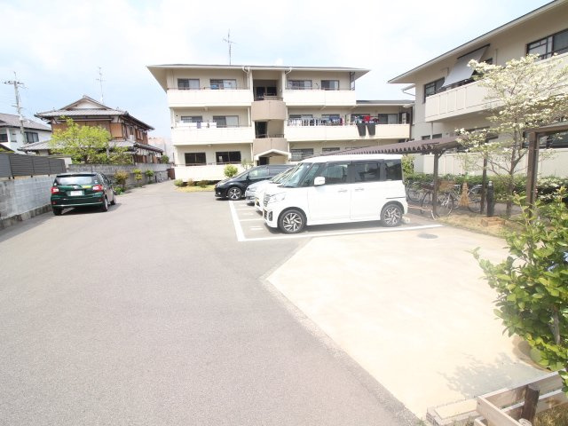 メゾンド・うぐいす台の駐車場