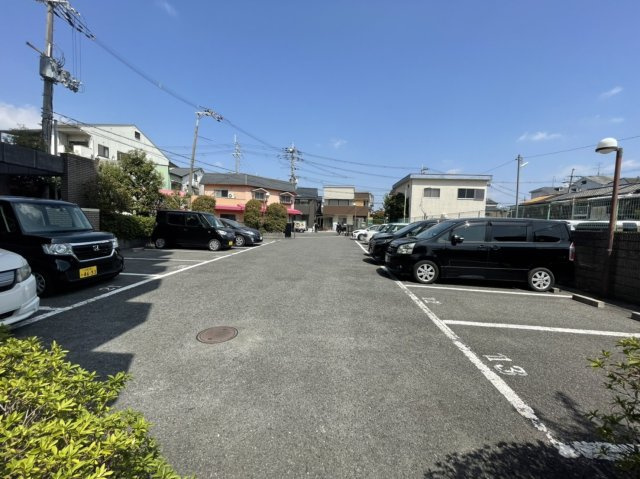 マンション新屋の駐車場