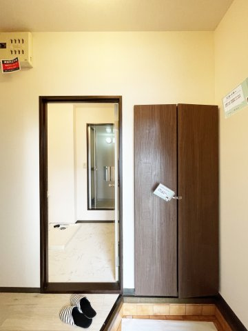 コスモ福万　Ａ棟の玄関
