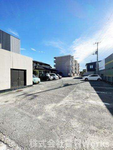 ガーデンヒルズ助任Ⅰの駐車場|車をお持ちの方に嬉しい駐車場付きの物件です