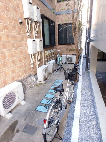 アーバンプレイス東中野ⅢCのその他共用部分|共用部　自転車置きスペースとして　共用のごみ置きボックスもあります。