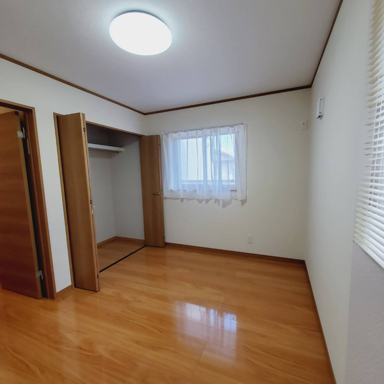 八戸市高州２丁目の洋室