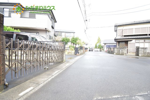 伊奈町栄4丁目　売地の前面道路含む現地写真