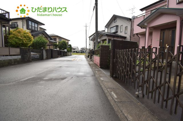 伊奈町栄4丁目　売地の前面道路含む現地写真
