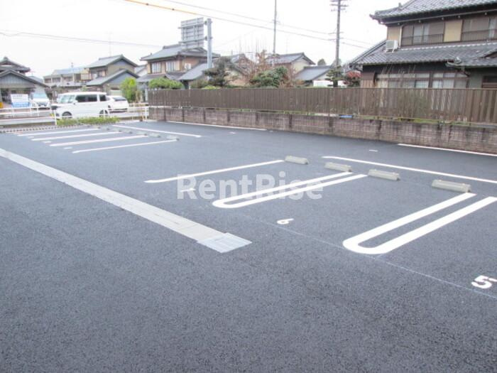 ヴィラ ウィステリアのキッチン|駐車場