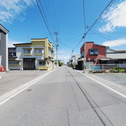 八戸市大字白銀町字左岩淵通　B棟の前面道路含む現地写真