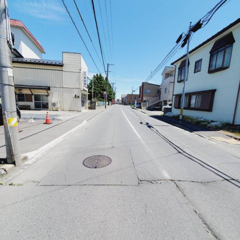 八戸市小中野5丁目の前面道路含む現地写真