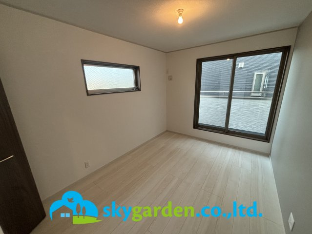 平塚市平塚３丁目　未入居戸建　全15邸9号棟の洋室