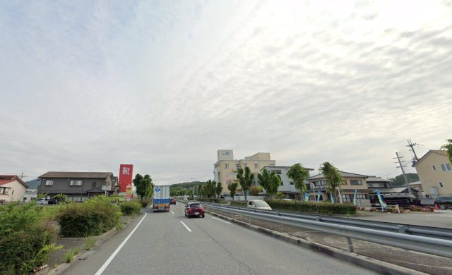 加東市新町　沿道用地の前面道路含む現地写真
