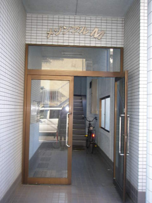 【エントランス】 | メゾンブルM | ゆとりのあるエントランスです