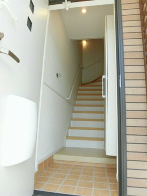 【玄関】 | レジデンス北岩田 | 明るい玄関です