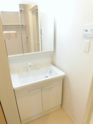 【洗面所】 | レジデンス北岩田 | 忙しい朝には欠かせない洗面所です