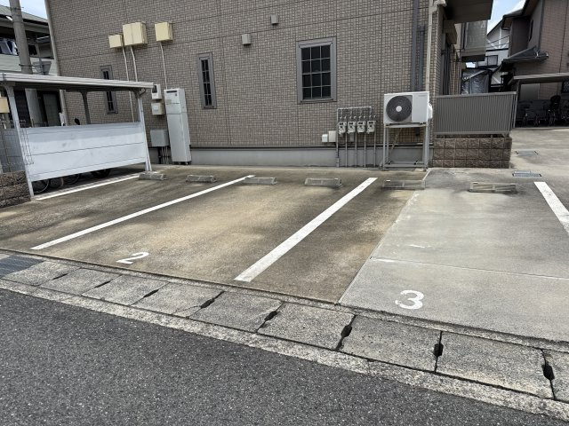 シャトー・ヴァレンシアＡ棟の駐車場