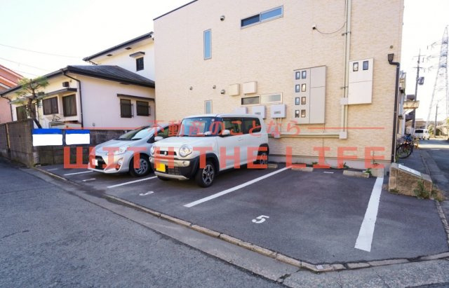 エスカレント国分【キャッシュバック対象物件】の駐車場|車をお持ちの方に嬉しい駐車場付きの物件です