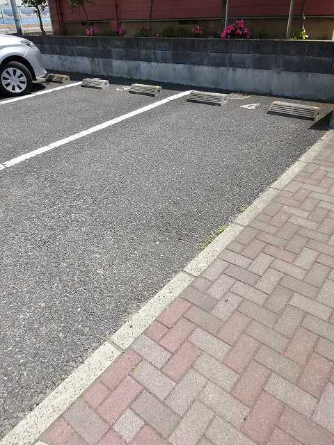 ツインズユウカAの駐車場