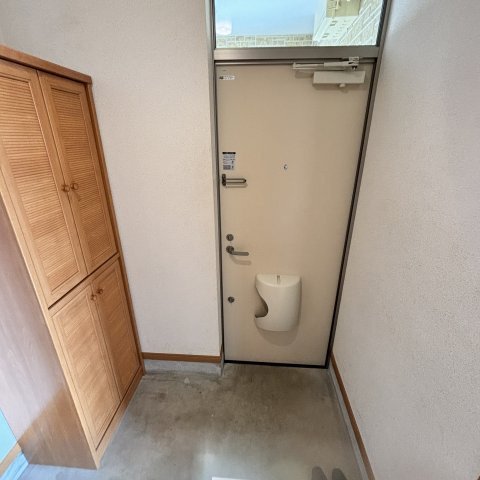 朝日ハイツの玄関