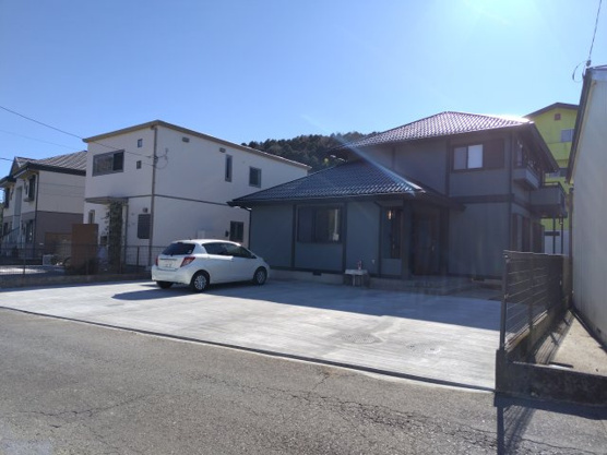 【駐車場】 | 伊東市吉田　中古戸建 | 広い駐車場は複数台可能