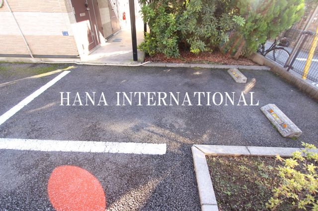 レオパレス緑町の駐車場