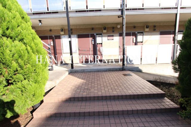 レオパレス緑町のエントランス