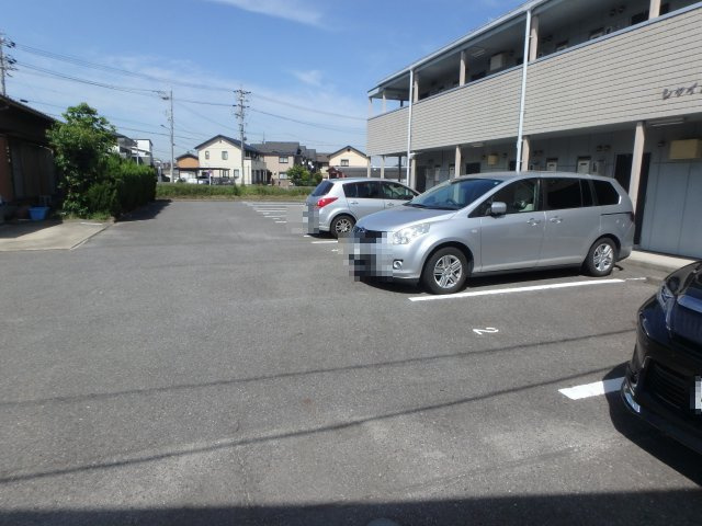 シャイニングコートⅡの駐車場
