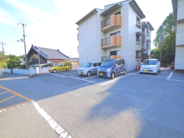 尼ヶ辻ハイツⅢの駐車場|駐車場があるので、車を買う予定の方も安心です