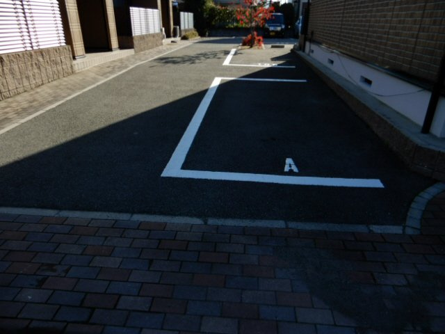 ソレジオ若草の駐車場