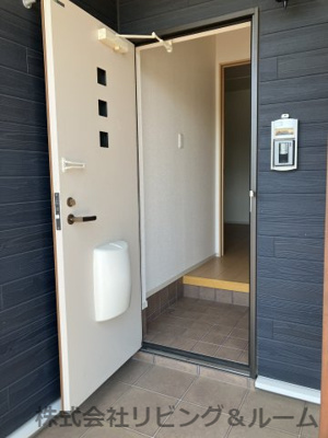 【玄関】 | レイクサイドヴィラ | 反転となります。