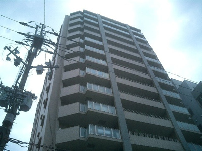 【外観】 | サンクタス梅田イノセント | オフホワイトとブルーがコントラストを描くデザインの外観です。