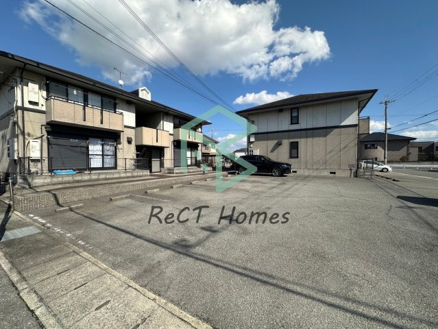 姫路市玉手３丁目のハイツの駐車場