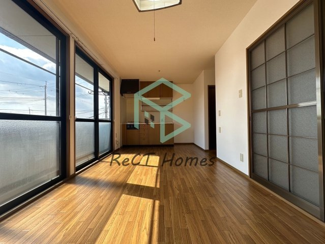 姫路市玉手３丁目のハイツの居間・リビング