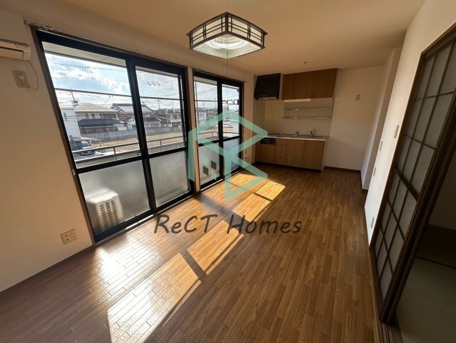 姫路市玉手３丁目のハイツの居間・リビング